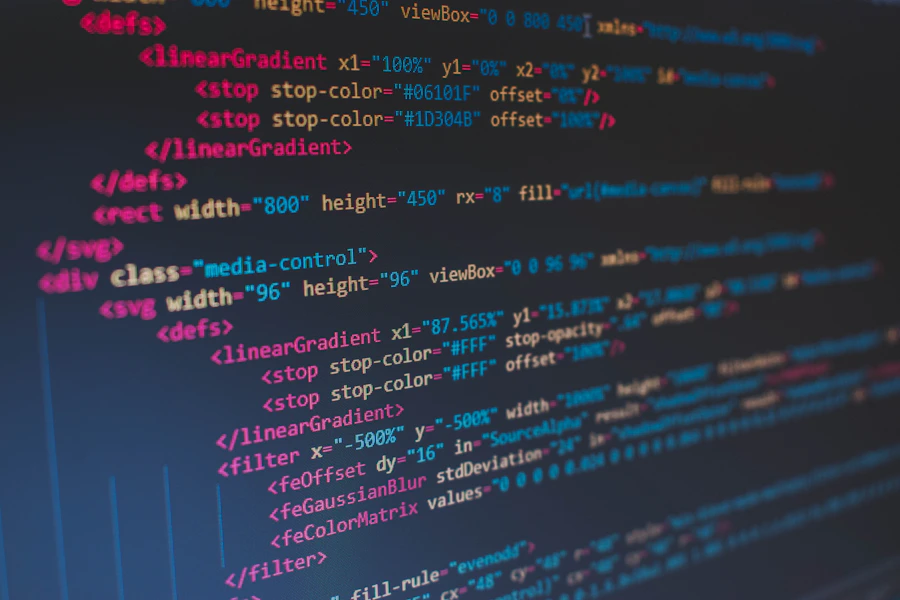 Tela de código com gradientes em rosa pastel e ciano refletindo a identidade visual da Origem Síntese